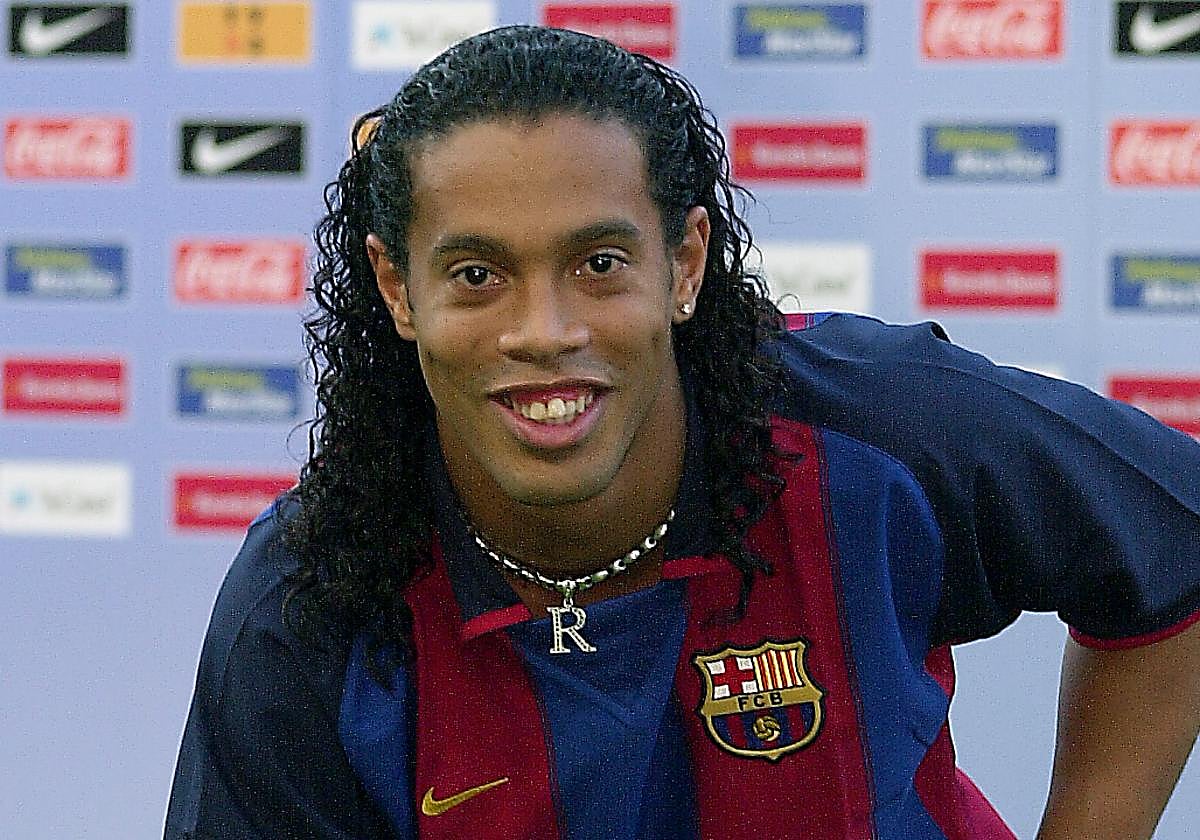 La vida de Ronaldinho, exjugador estrella del Barcelona, en 2024: su apariencia actual, a qué se dedica ahora y un hijo futbolista