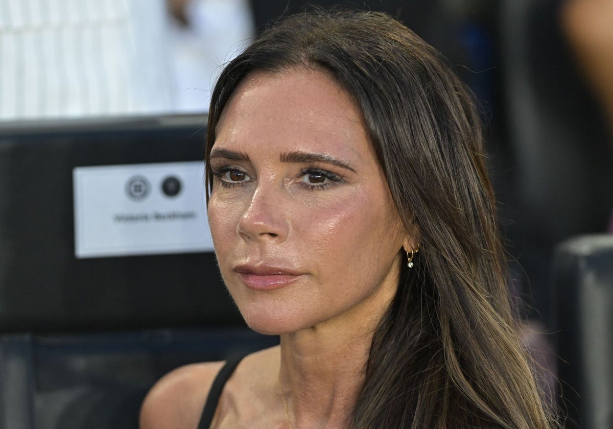 Victoria Beckham desvela el motivo de la seriedad que caracteriza sus posados: «Me sentía muy incómoda»