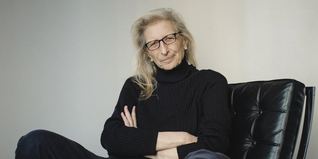 Quién es Annie Leibovitz, la icónica fotógrafa de celebridades (y ahora de los Reyes de España)