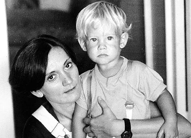 Pilar Miró junto a su hijo Gonzalo