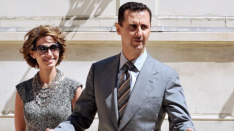 El presidente sirio Bashar al Assad y su esposa Asma en el palacio del Elíseo en París el 14 de julio de 2008