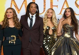 Jay-Z se enfrenta a la acusación de violación posando junto a su mujer Beyoncé y su hija Blue Ivy