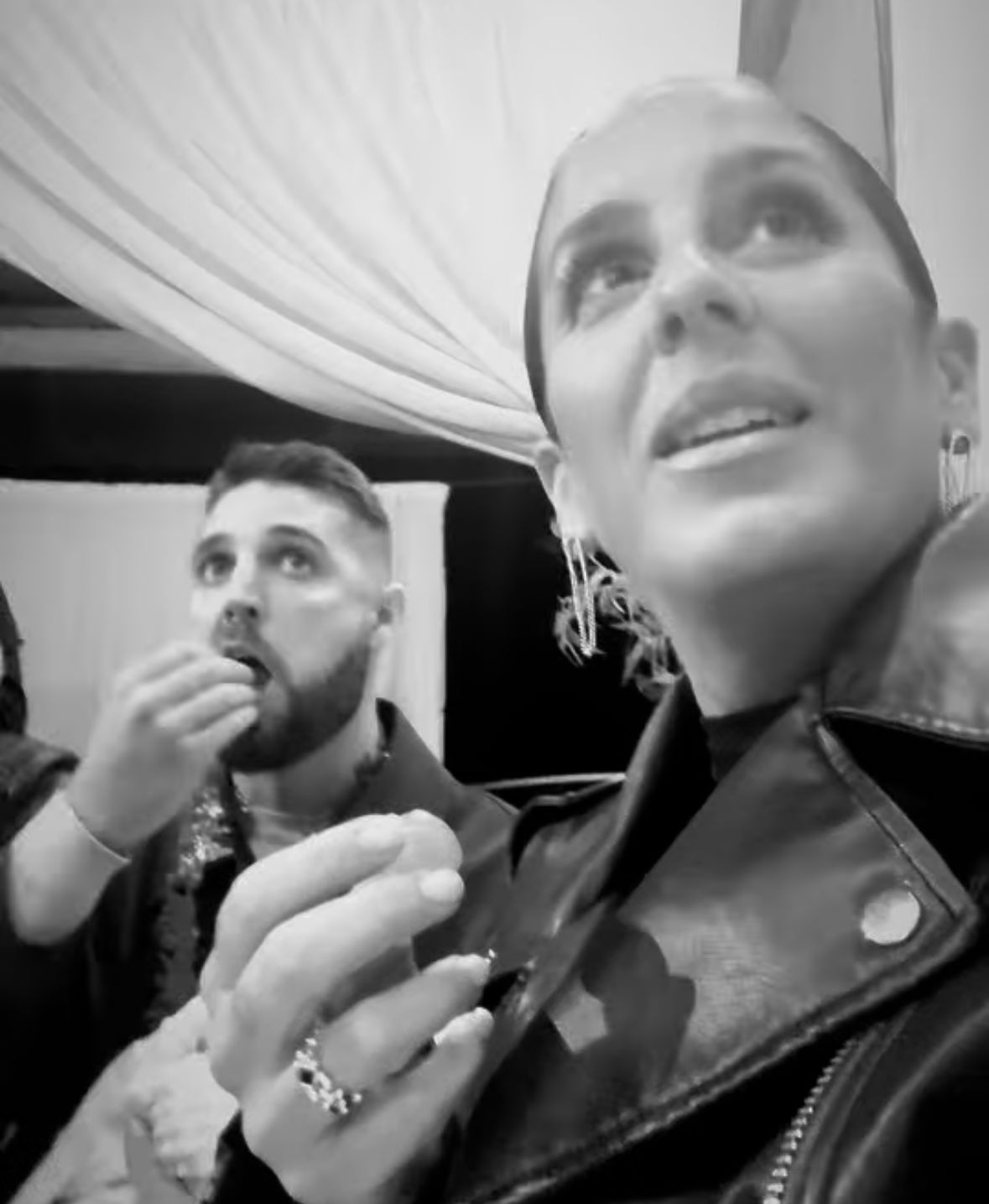 Anabel Pantoja y su novio, David Rodríguez, en el momento de tomar las uvas