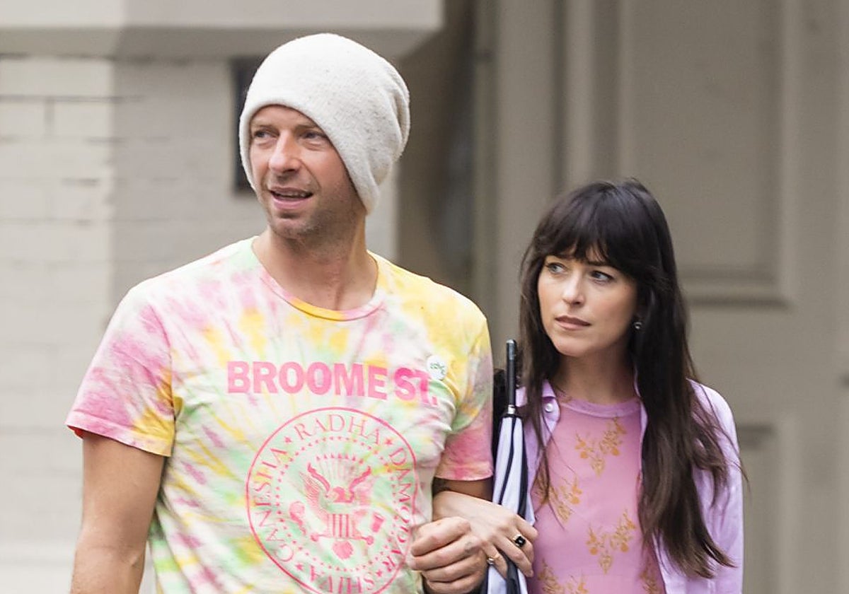Chris Martin y Dakota Johnson combaten las especulaciones de una posible separación con un paseo por la India