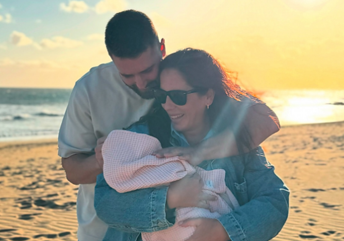 Anabel Pantoja junto a su familia.