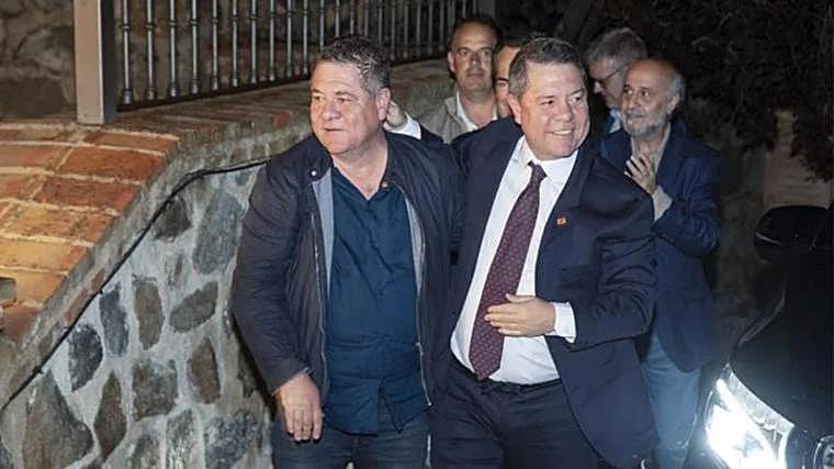 Fotografía tomada el 28 de marzo de 2023 de Emiliano García-Page junto a su hermano Javier García-Page