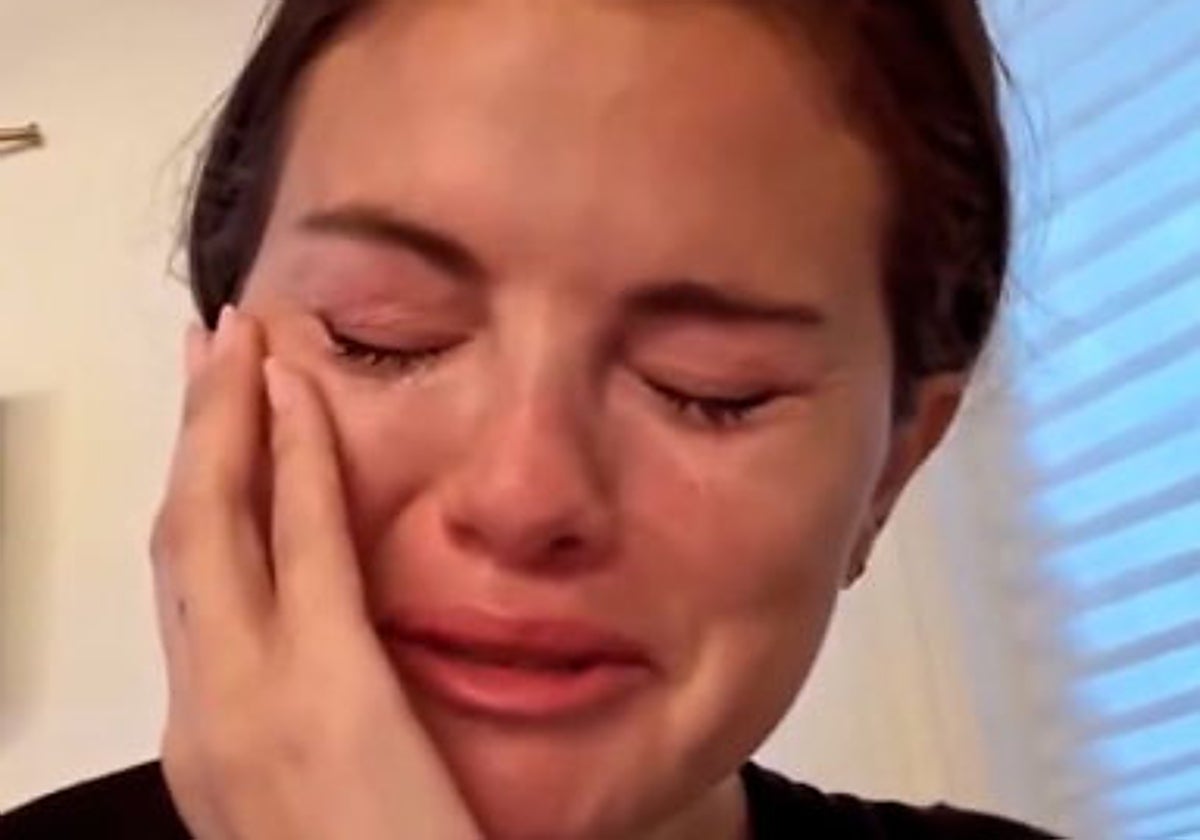 Selena Gomez, llorando en el vídeo que publicó el lunes y luego borró hablandod e las deportaciones.