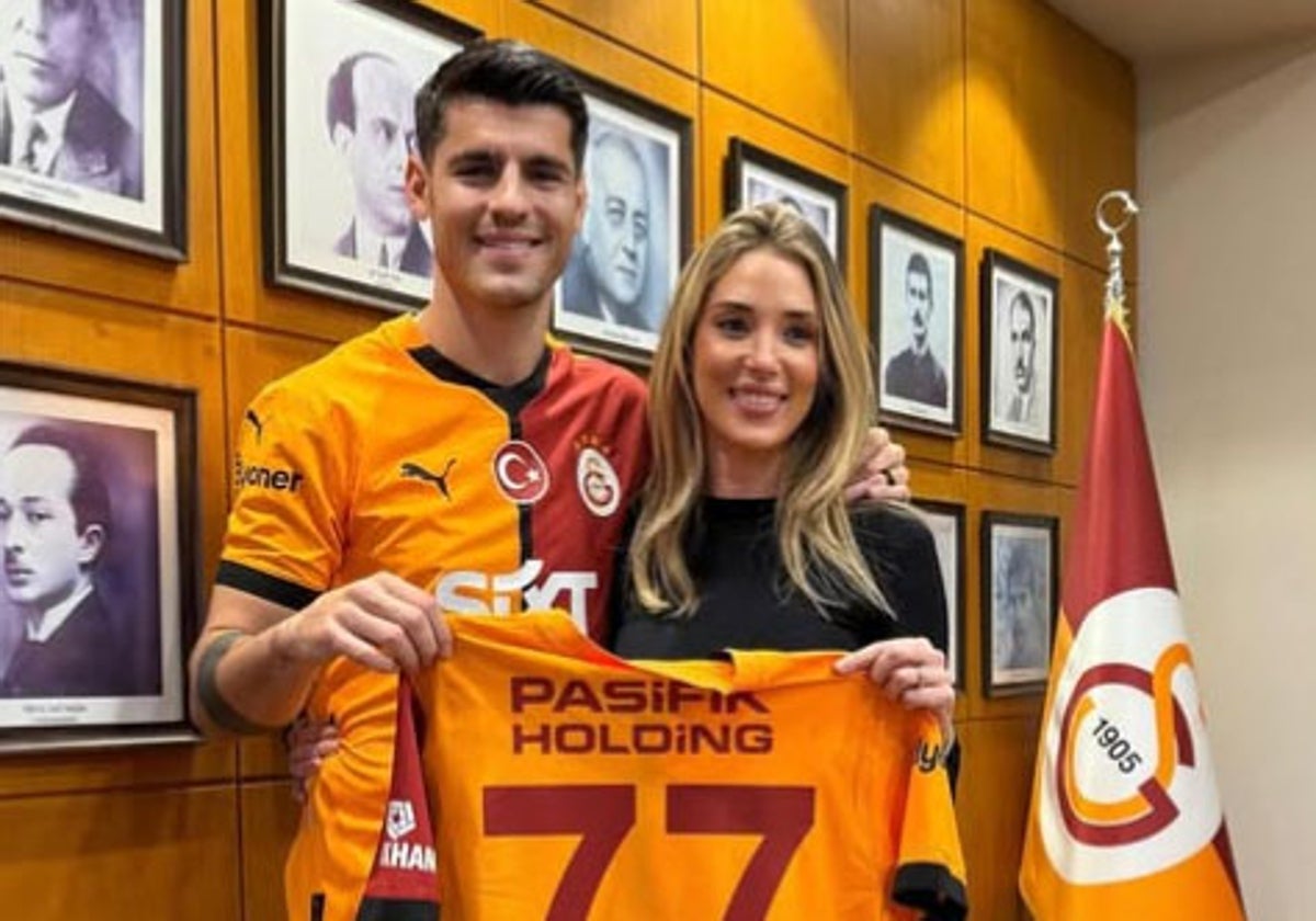 Álvaro Morata y Alice Campello posan con la camiseta del Galatasaray.