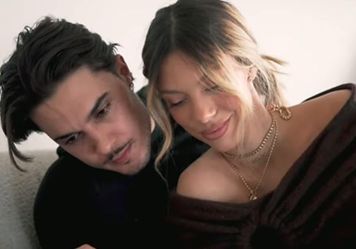 Carlos Costanzia y Alejandra Ramos, con su hijo en el vídeo de 'El Italiano'.