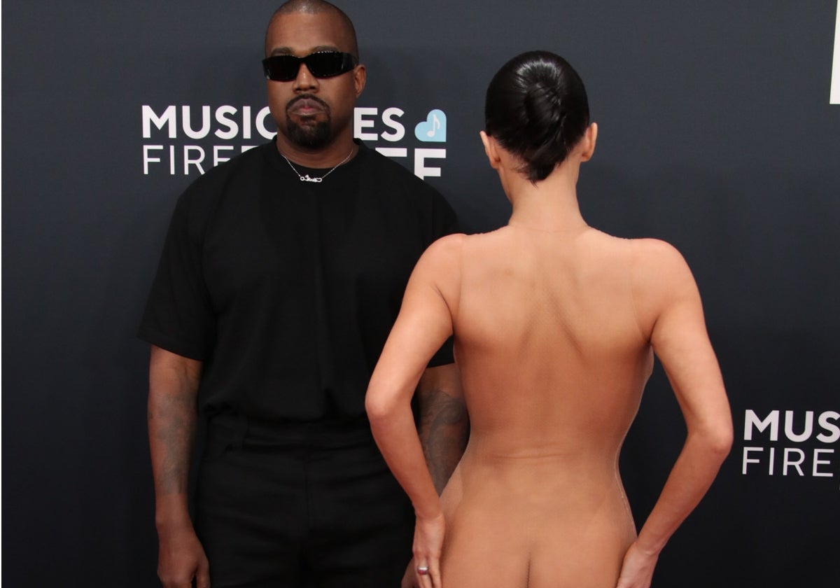 Kanye West y su mujer desnuda, en la última ceremonia de los Premios Grammy.