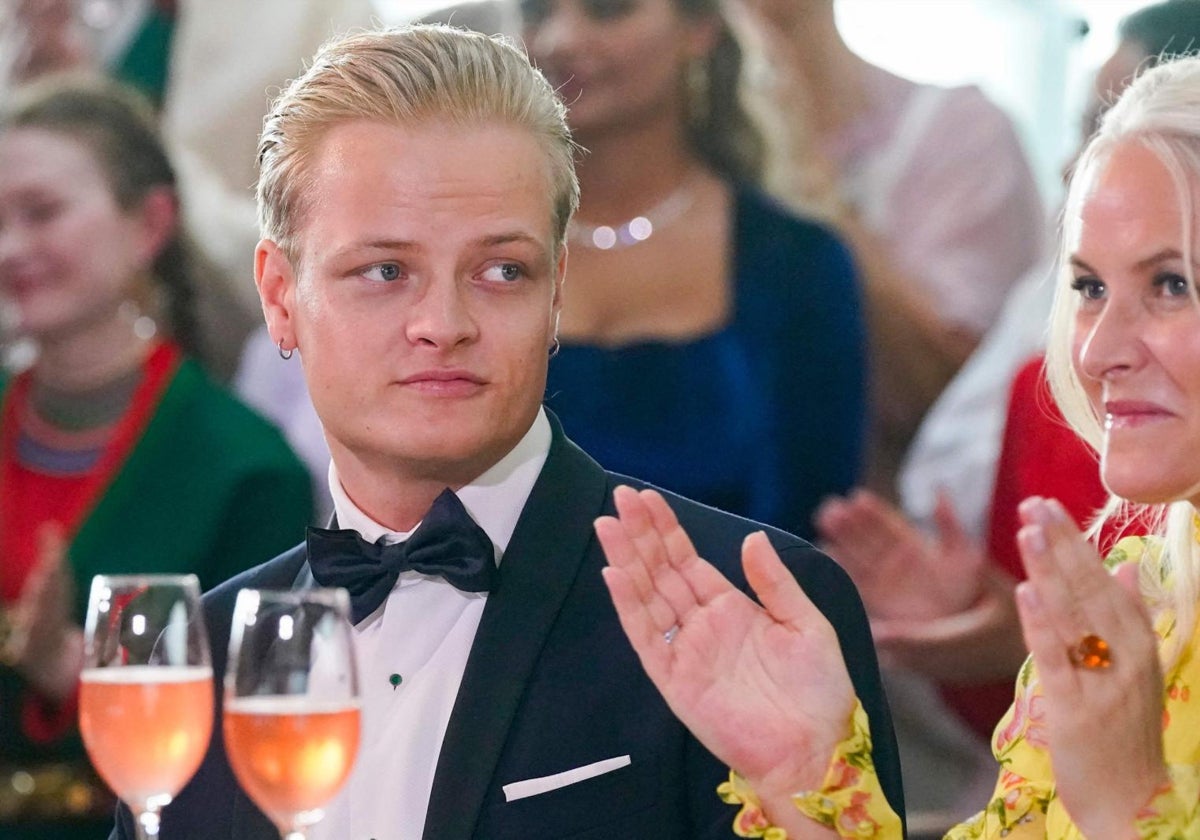 Marius Borg Høiby en una foto con su madre, Mette-Marit de Noruega