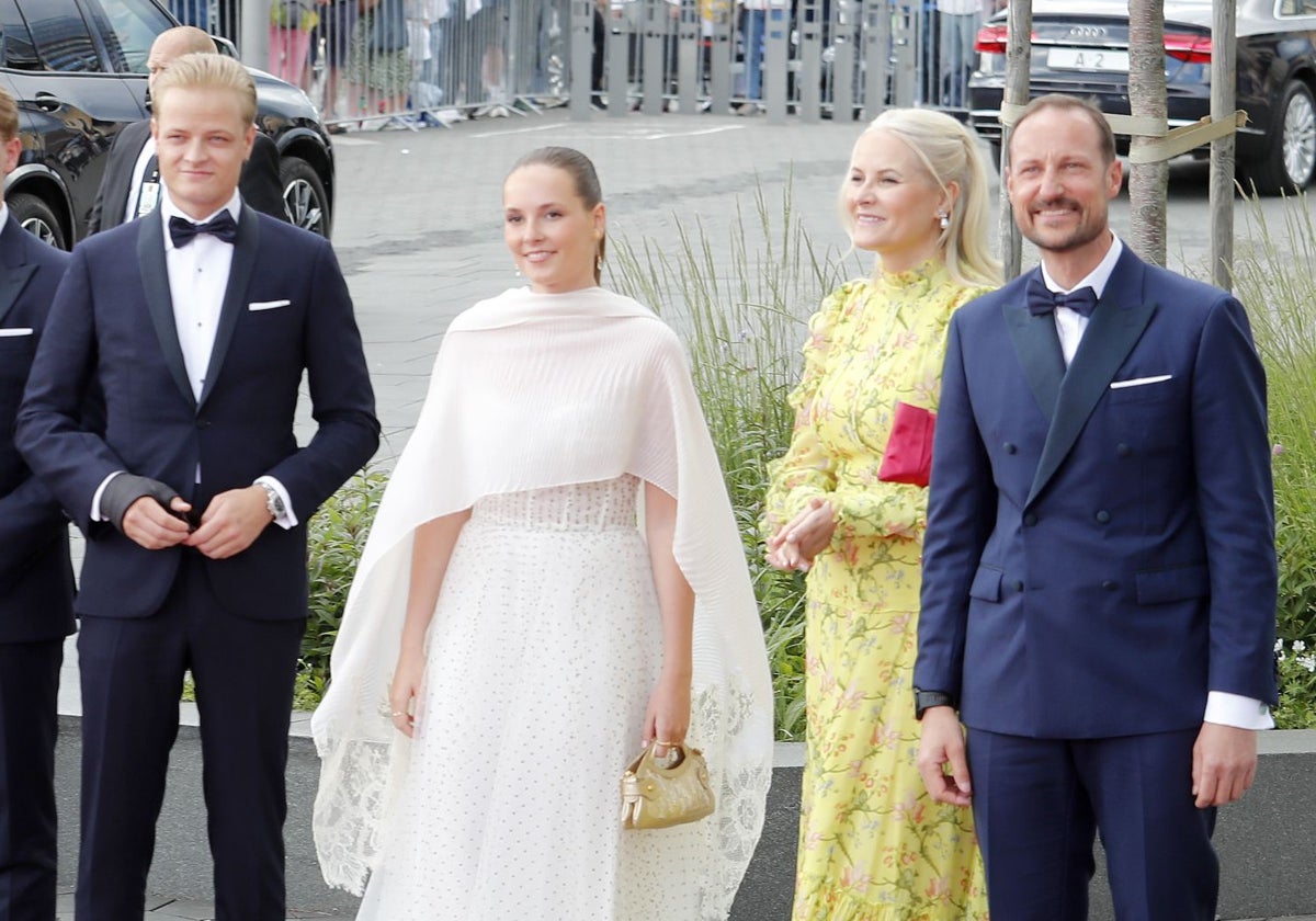 El Príncipe Haakon y la Princesa Ingrid se reúnen con Marius Borg en un resort de lujo ajenos al escándalo