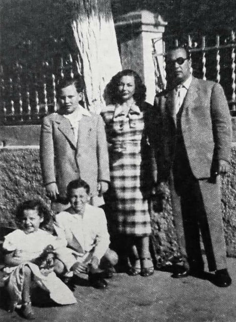 Karina de niña junto a sus padres y hermanos