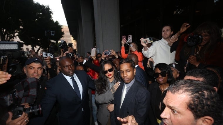 A$AP Rocky y RIhanna a la salida del juicio