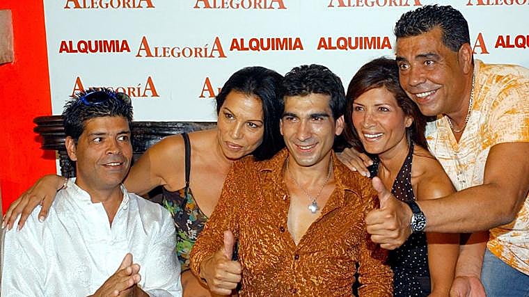 Las hermanas Toñi y Encarna Salazar, de Azúcar Moreno, junto a sus hermanos José y Juan y su primo Manuel, miembros de Los Chunguitos