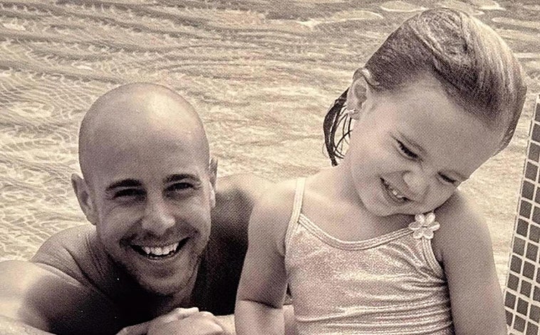 Imagen principal - Grecia Reina en una foto con su padre, con su look de cumpleaños y mostrando el tatuaje que se ha hecho con Pepe Reina