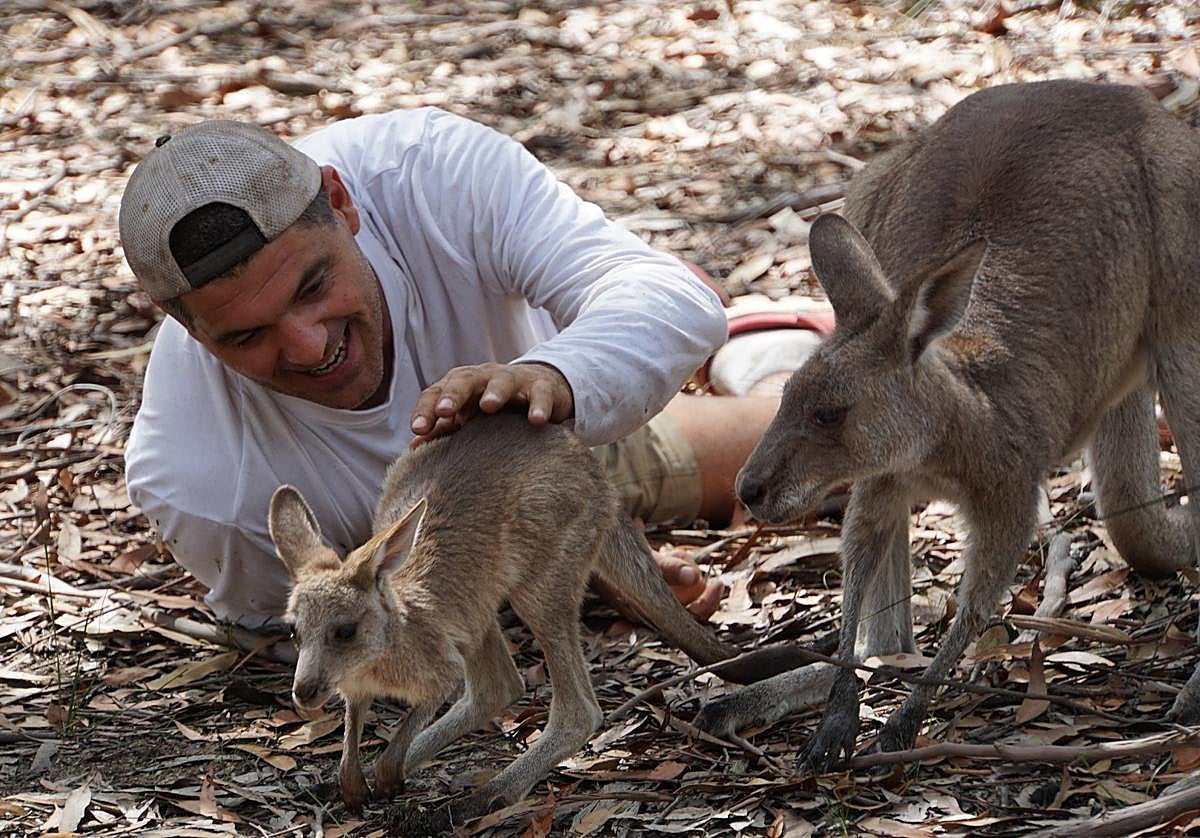 Frank Cuesta junto a dos canguros
