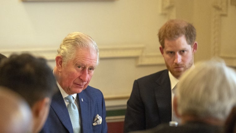 Carlos III confiesa estar arrepentido de haber consentido tanto a Harry cuando era pequeño