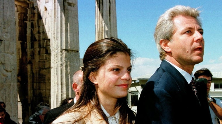 Athina con 13 años junto a su padre Thierry Roussel