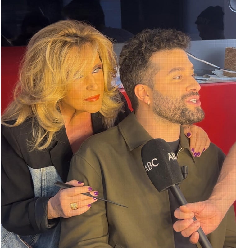 Lydia Lozano y Javier Hoyos últimando los retoques antes de salir a plató