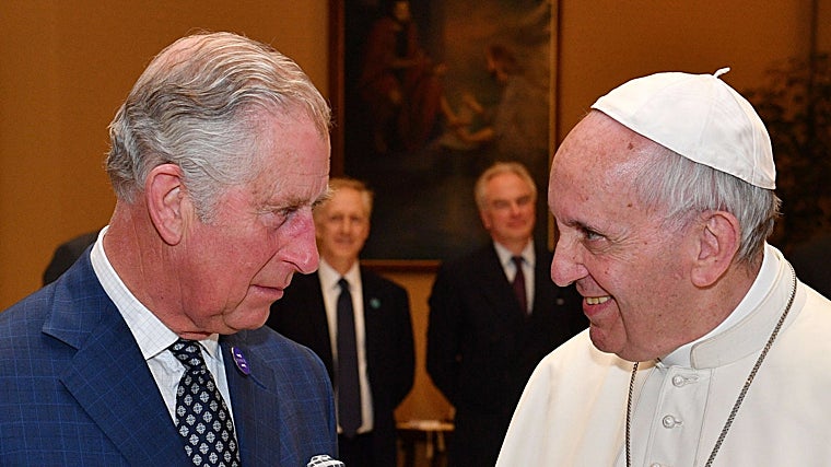 La reunión entre Carlos III y el Papa Francisco sigue en pie