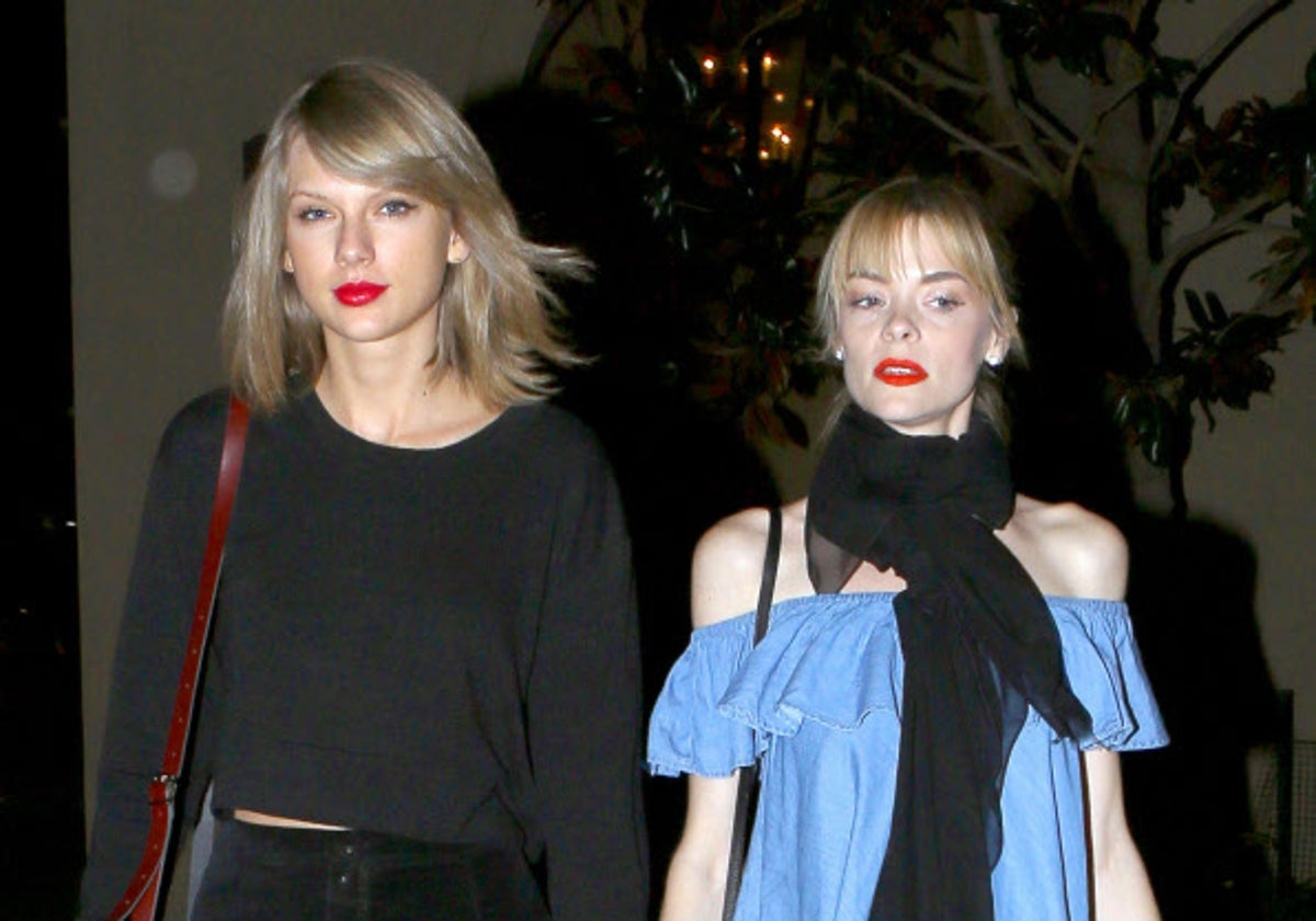 Taylor Swift y la actriz Jaime King, en una imagen de 2015.