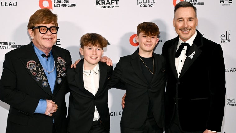 El cantante junto a su marido y sus dos hijos