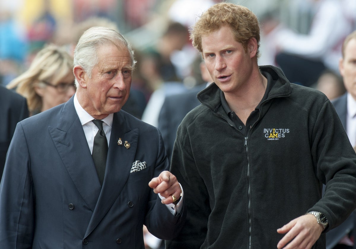Revelan como el Príncipe Harry se enteró del ingreso de su padre, el Rey Carlos III