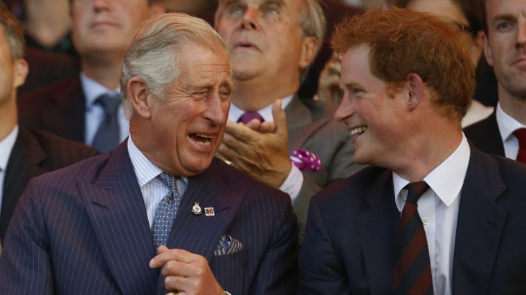 Revelan como el Príncipe Harry se enteró del ingreso de su padre, el Rey Carlos III