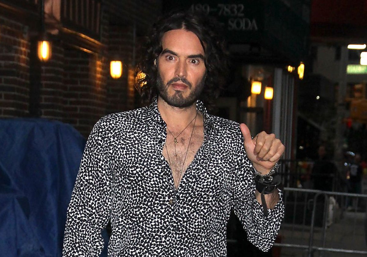 La Fiscalía autoriza acusar al actor Russell Brand de varios delitos de violación y agresión sexual en Reino Unido