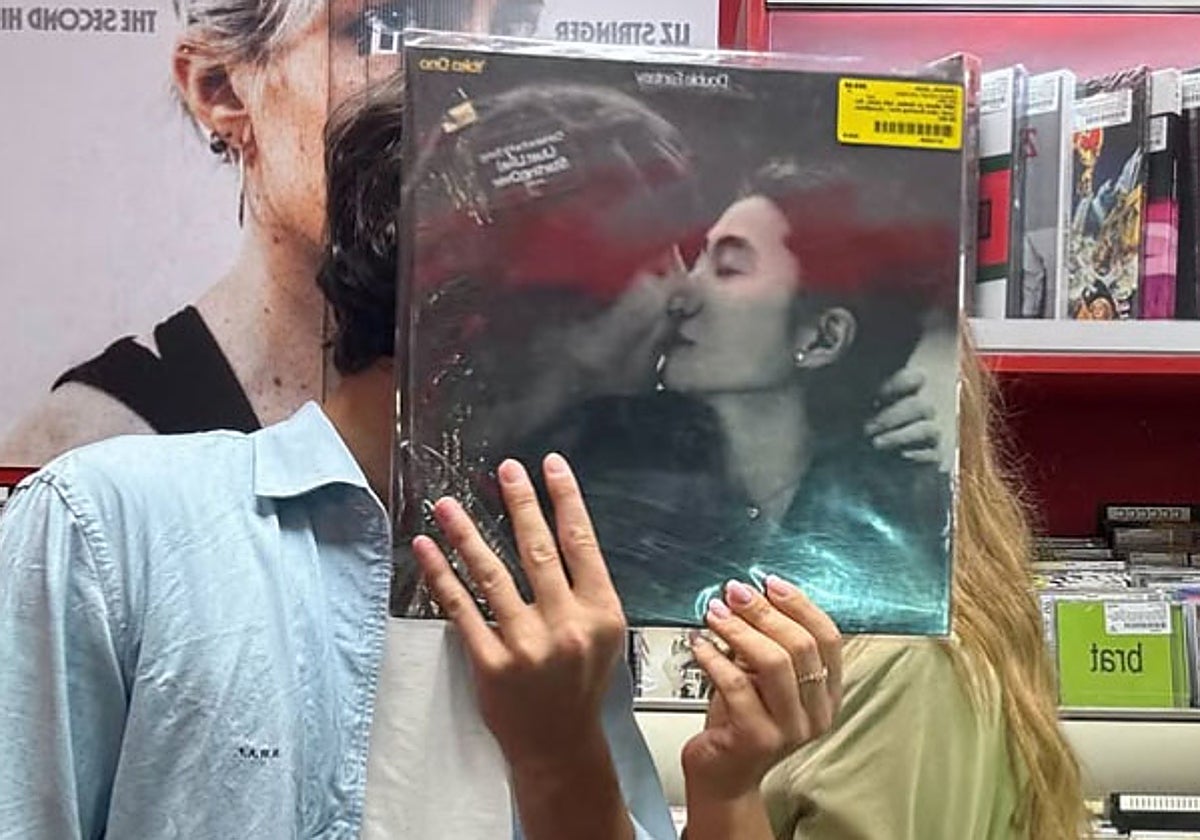 El conde Nicolás, junto a su novia ocultos tras la portada del disco de John  Lennon y Yoko Ono.