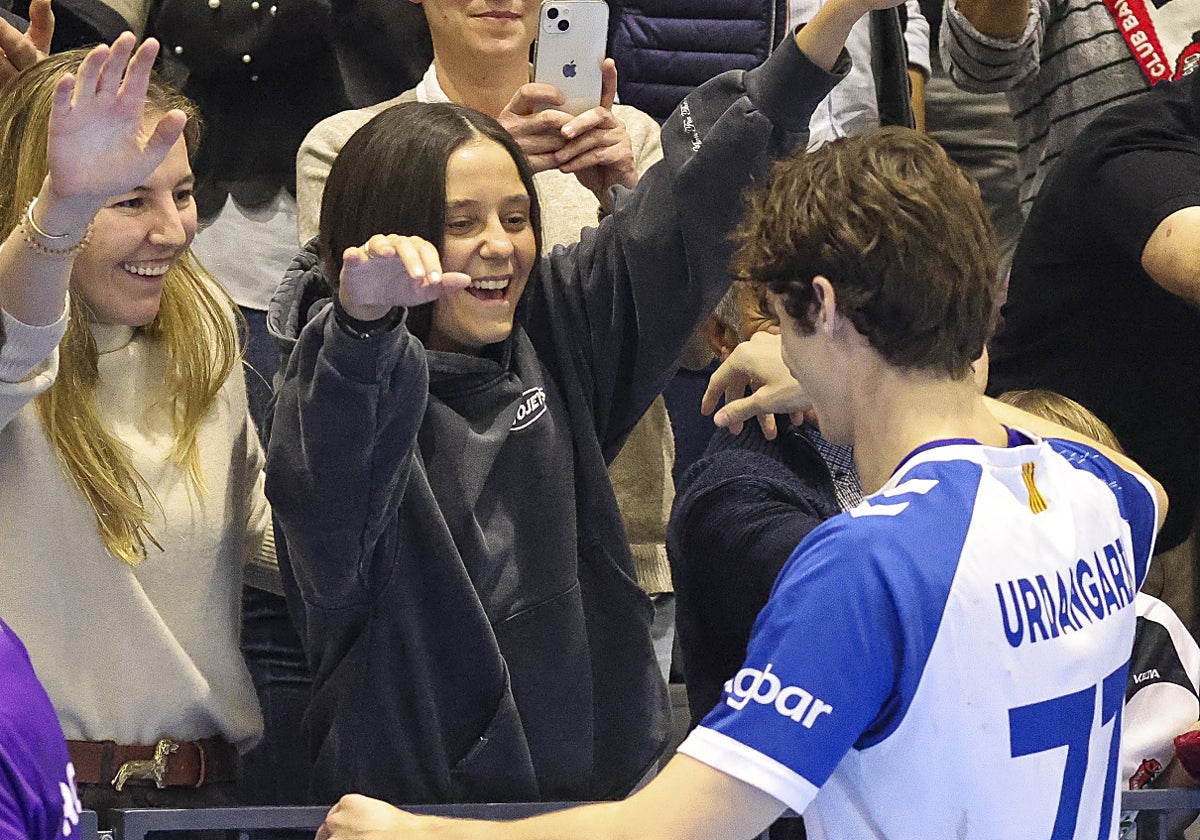 Victoria Federica felicita a su primo Pablo Urdangarin tras un partido de balonmano.