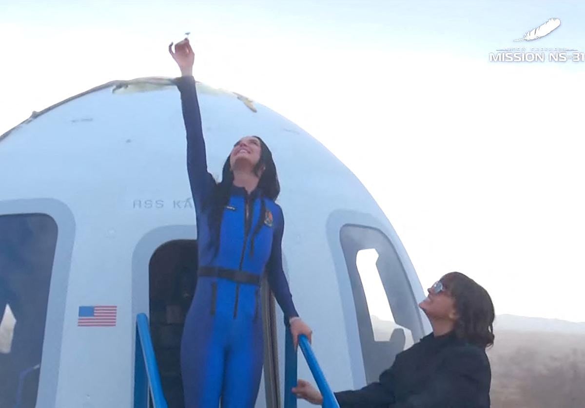 Katy Perry al bajar de la nave