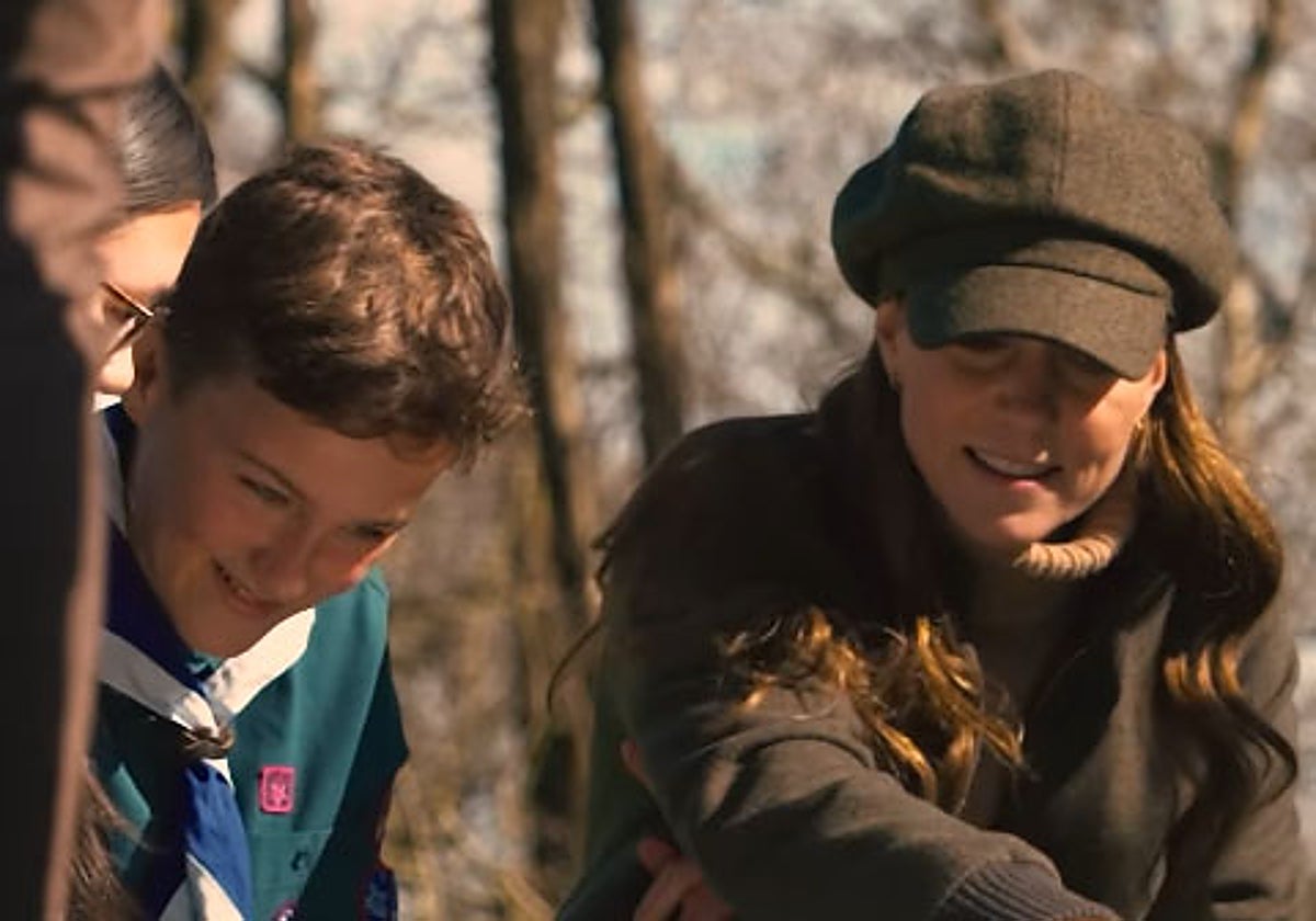 Kate Middleton, junto a un scout en el vídeo publicado.