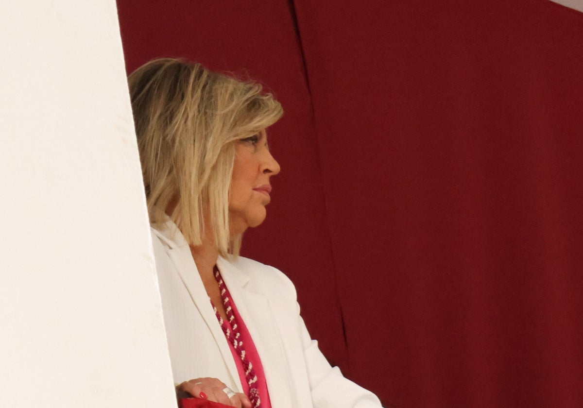Terelu Campos, observando de la Semana Santa malagueña desde su balcón.