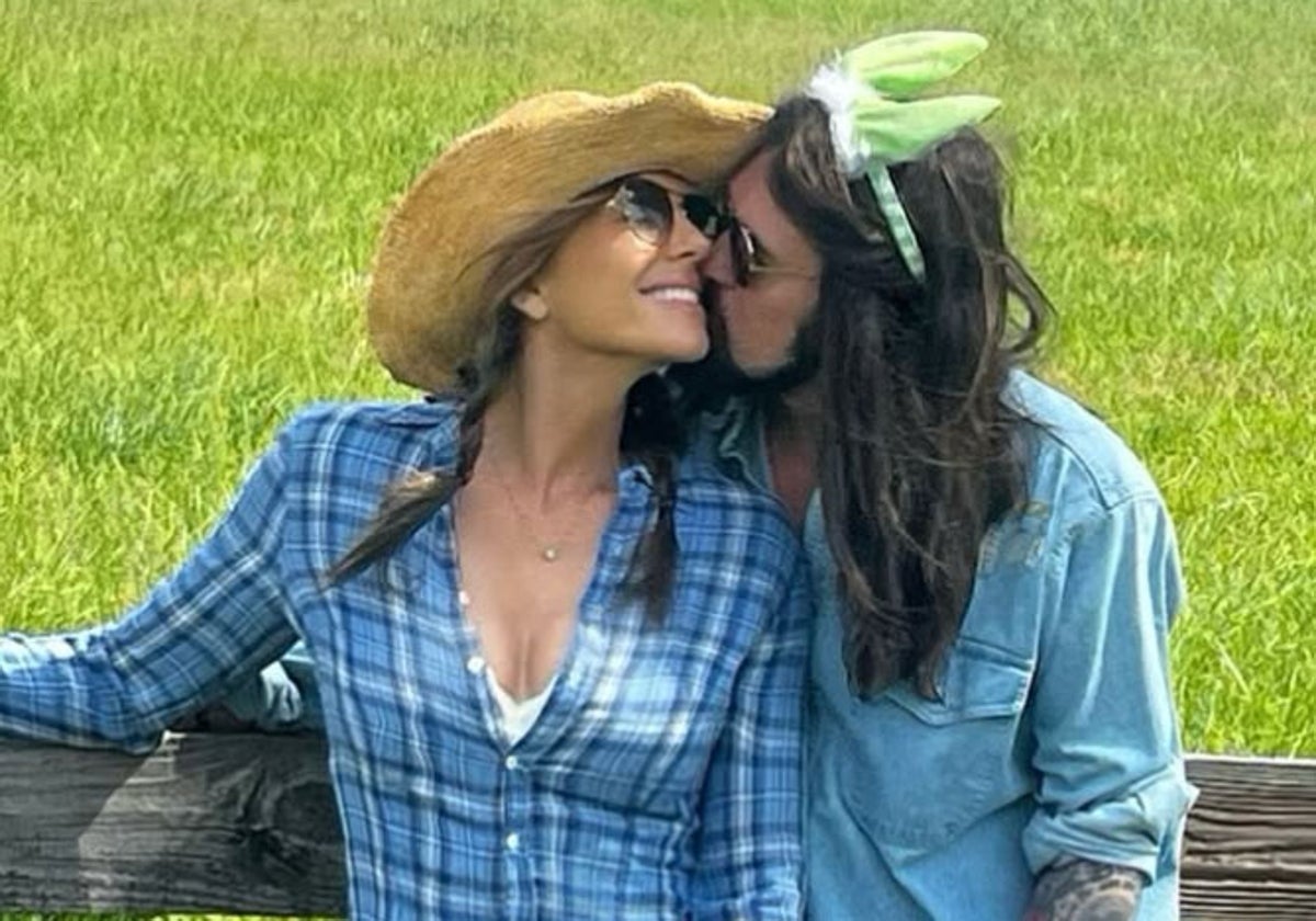 Elizabeth Hurley y Billy Ray Cyrus, en la imagen compartida por ambos en sus redes sociales.