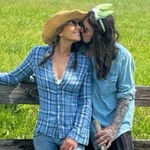 Billy Ray Cyrus y Elizabeth Hurley comparten un beso y desatan los rumores: ¿nueva pareja sorpresa?