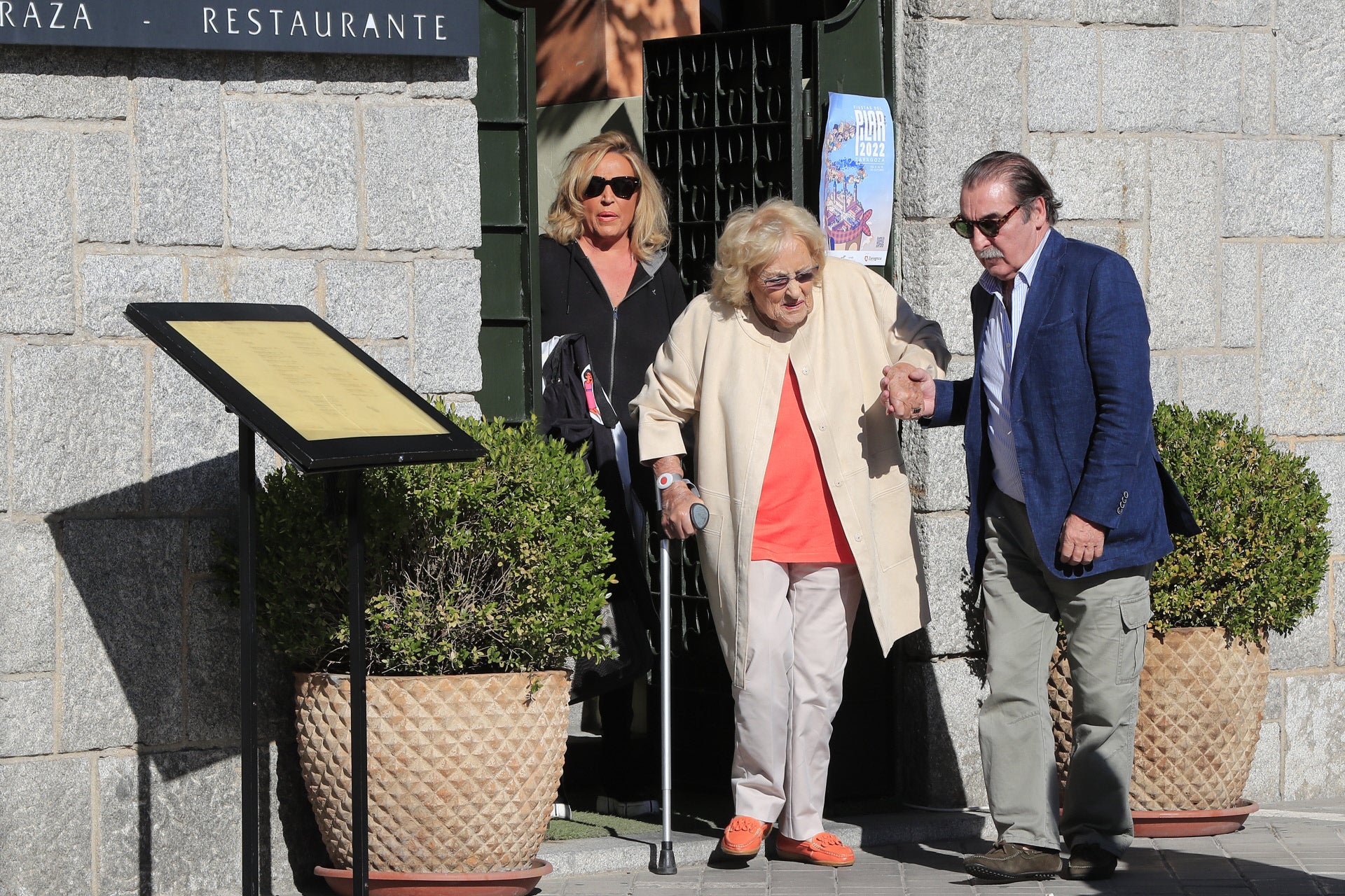 Lydia Lozano junto a su madre y Charly