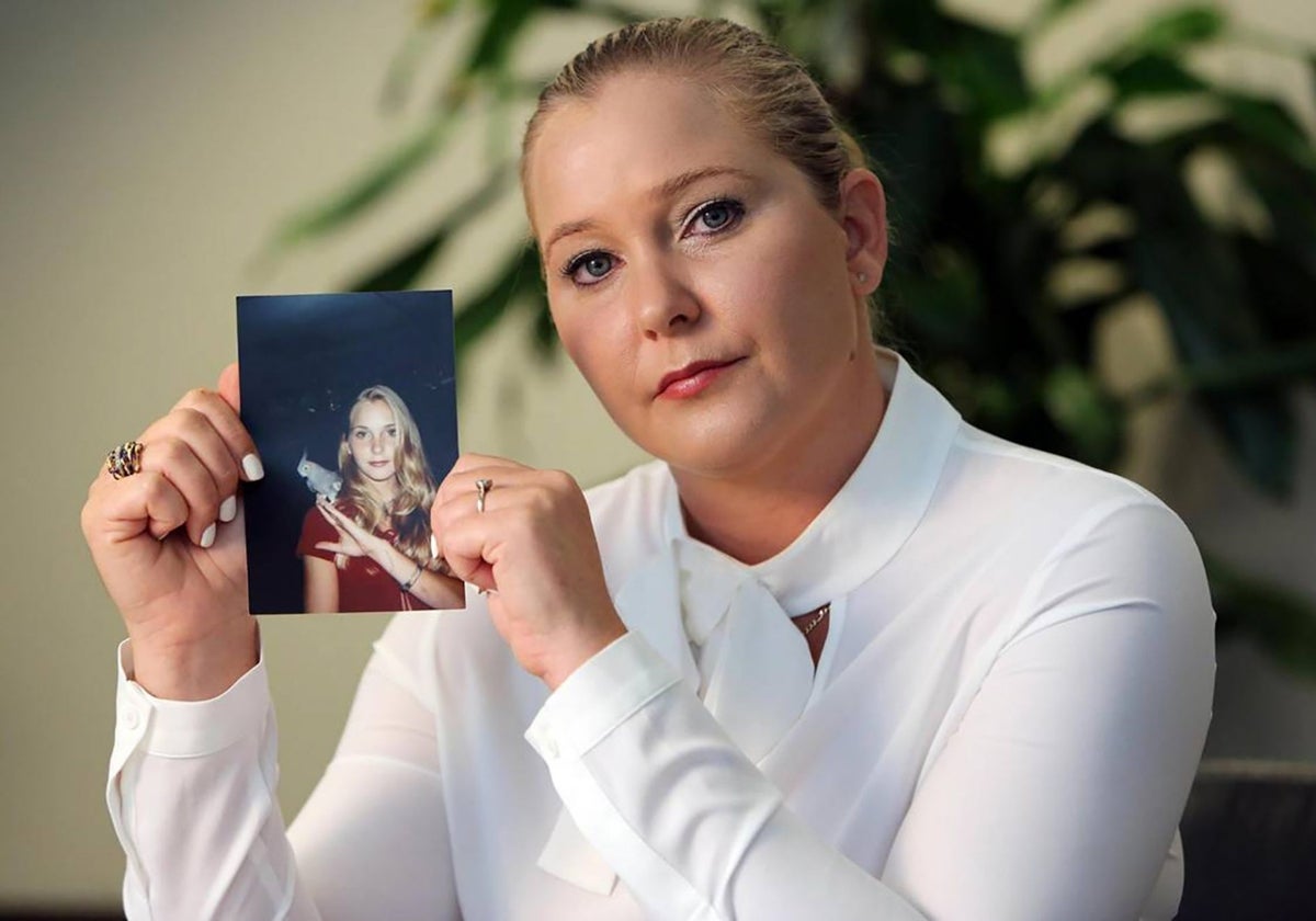 Virgina Giuffre, en una imagen de 2022 junto a una fotografía suya cuando tenía 16 años.