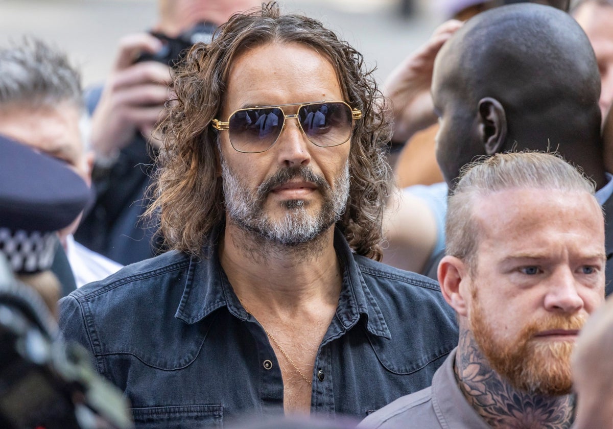 El actor Russell Brand, a su llegada a los tribunales londinenses en medio de una gran expectación.