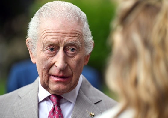 Carlos III reacciona con «molestia y frustración» a las declaraciones de su hijo Harry
