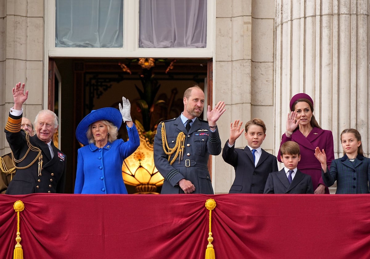Los Reyes Carlos y Camilla junto a los Príncipes de Gales y sus hijos