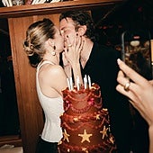 Gigi Hadid oficializa su relación con Bradley Cooper con un romántico beso