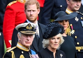 Carlos III y el Príncipe Harry celebran diferentes aniversarios a miles de kilómetros y envueltos en la discordia