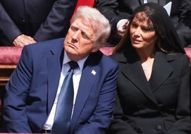Melania, «encantada» con la foto de IA de Donald Trump vestido de Papa