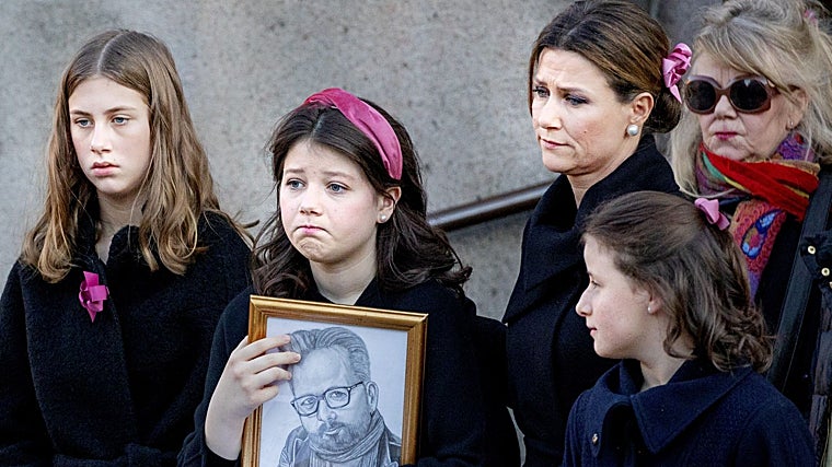 Martas Luisa de Noruega junto a sus tres hijas durante el funeral de Ari Behn
