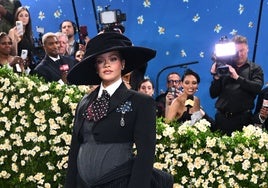 Rihanna anuncia su tercer embarazo en la  Met Gala 2025