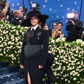 Rihanna anuncia su tercer embarazo en la Met Gala 2025