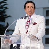 El legendario músico Smokey Robinson y su esposa, acusados de agresión sexual por cuatro exempleadas