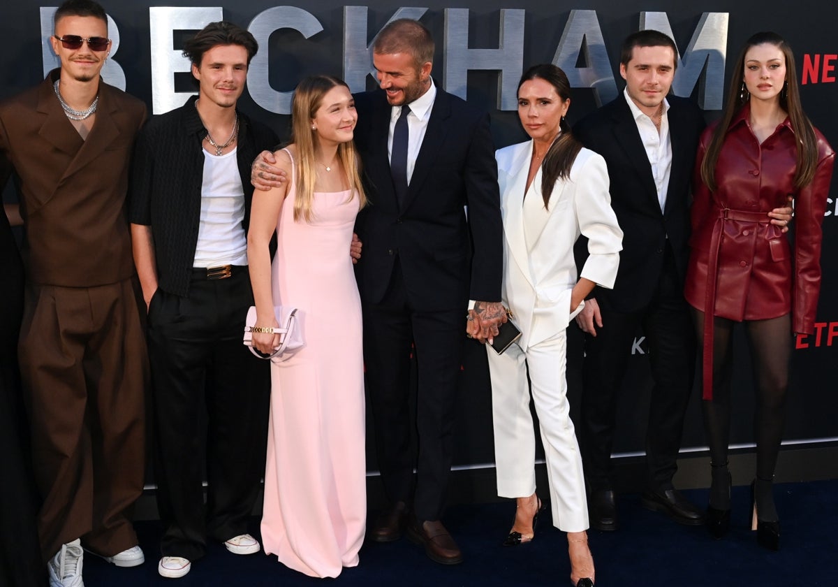 De izquierda a derecha, Romeo, Cruz, Harper, David, Victoria, Brooklyn Beckham y Nicole Peltz.